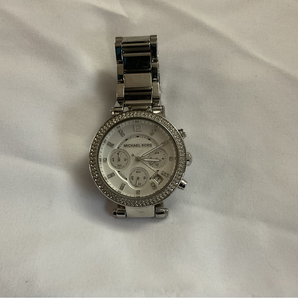 EUC Michael Kors Ladies Parker Silver Chronograph
Watch - Picture 4 of 4